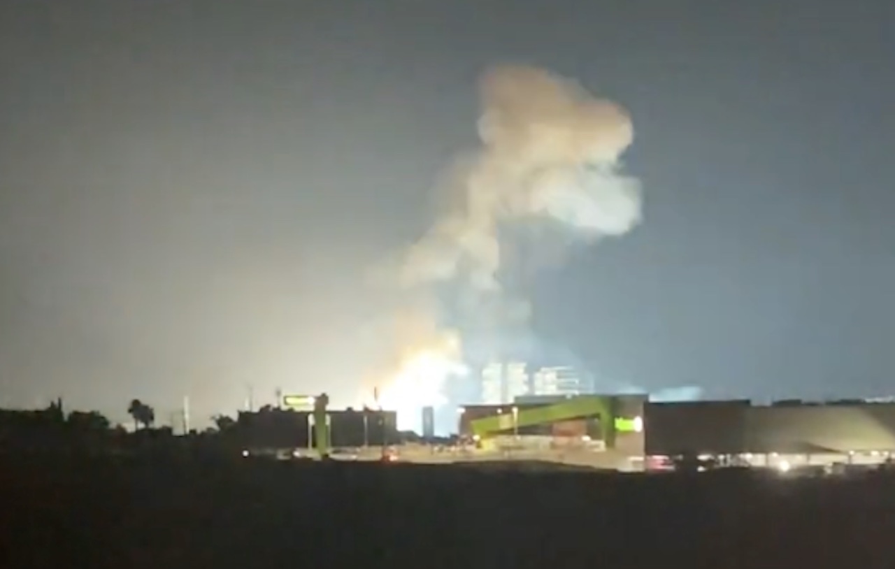 Subestación de CFE explota y se incendia en Juriquilla, Querétaro