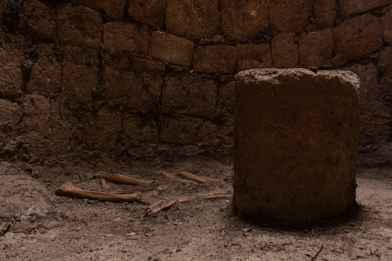 El INAH descubre un antiguo depósito de agua reutilizado como cámara funeraria