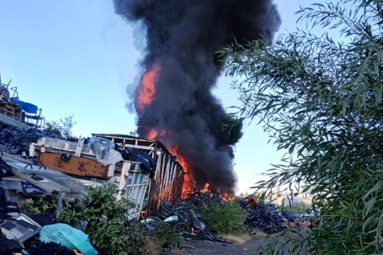 Incendio se reaviva y consume depósito en Canal de Chalco, en Tláhuac, CDMX
