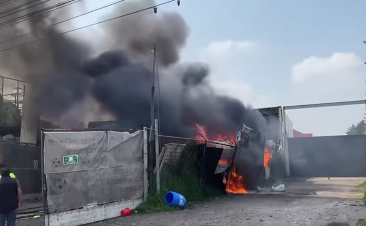 Incendio en Toluca: llamas consumen recicladora en Boulevard Aeropuerto