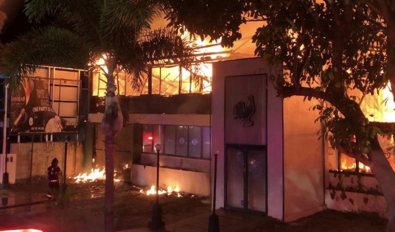 Incendio en Colima: se quema ahora el bar Botanero Veintiuno