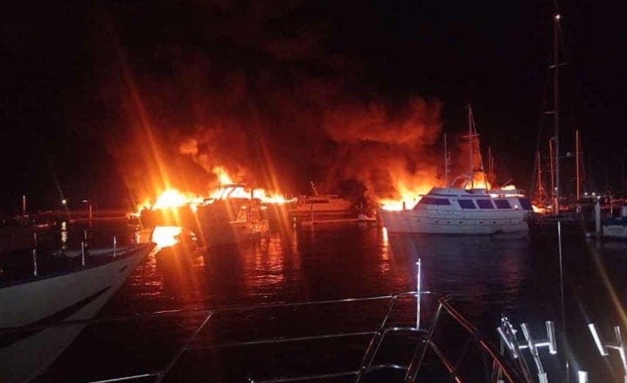Incendio en La Paz, BCS: yates se queman en Marina Palmira