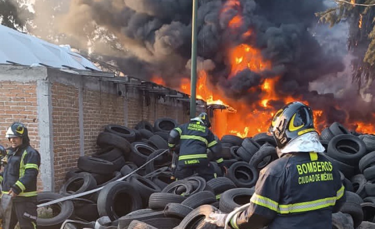 Incendio en CDMX: se quema tiradero de llantas en Xochimilco
