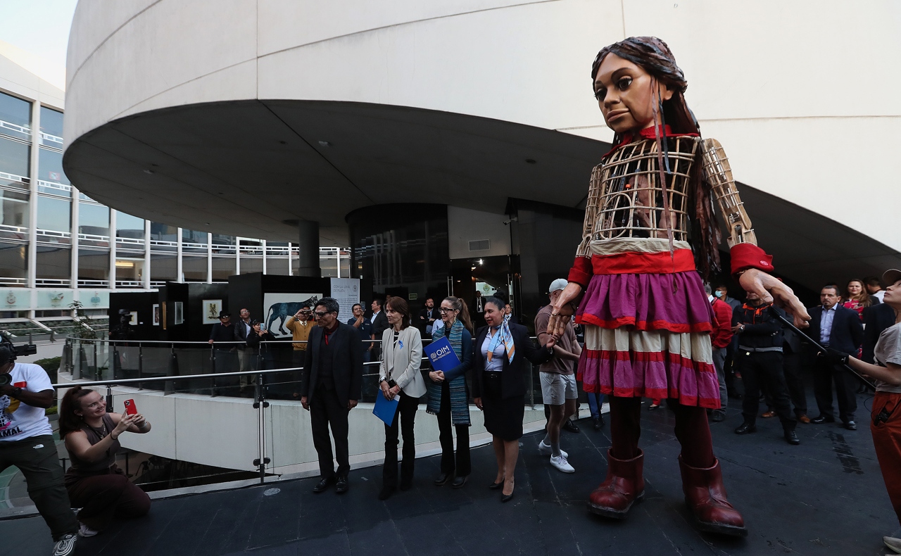 Pequeña Amal en México: Senado recibe a muñeca que es símbolo de lucha de refugiados