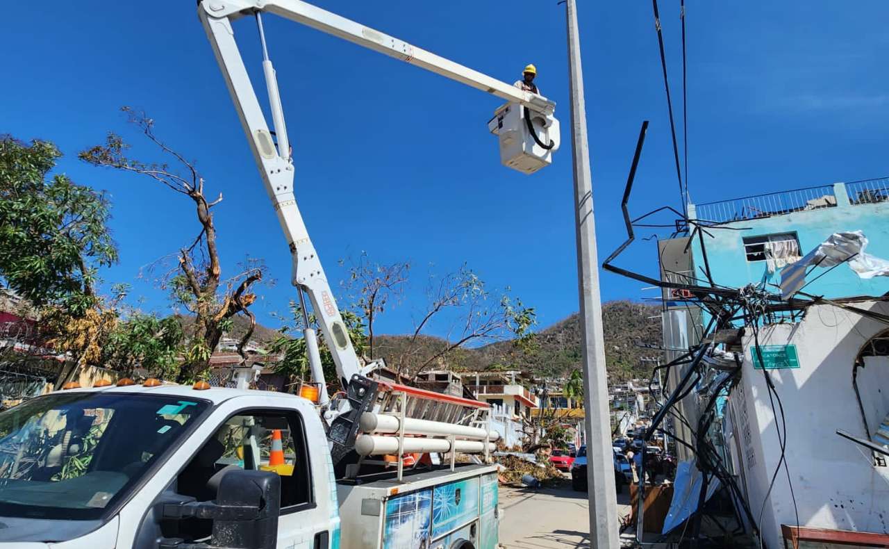 La CFE restablece el 99% de energía eléctrica en zonas afectadas por “Otis” en Guerrero