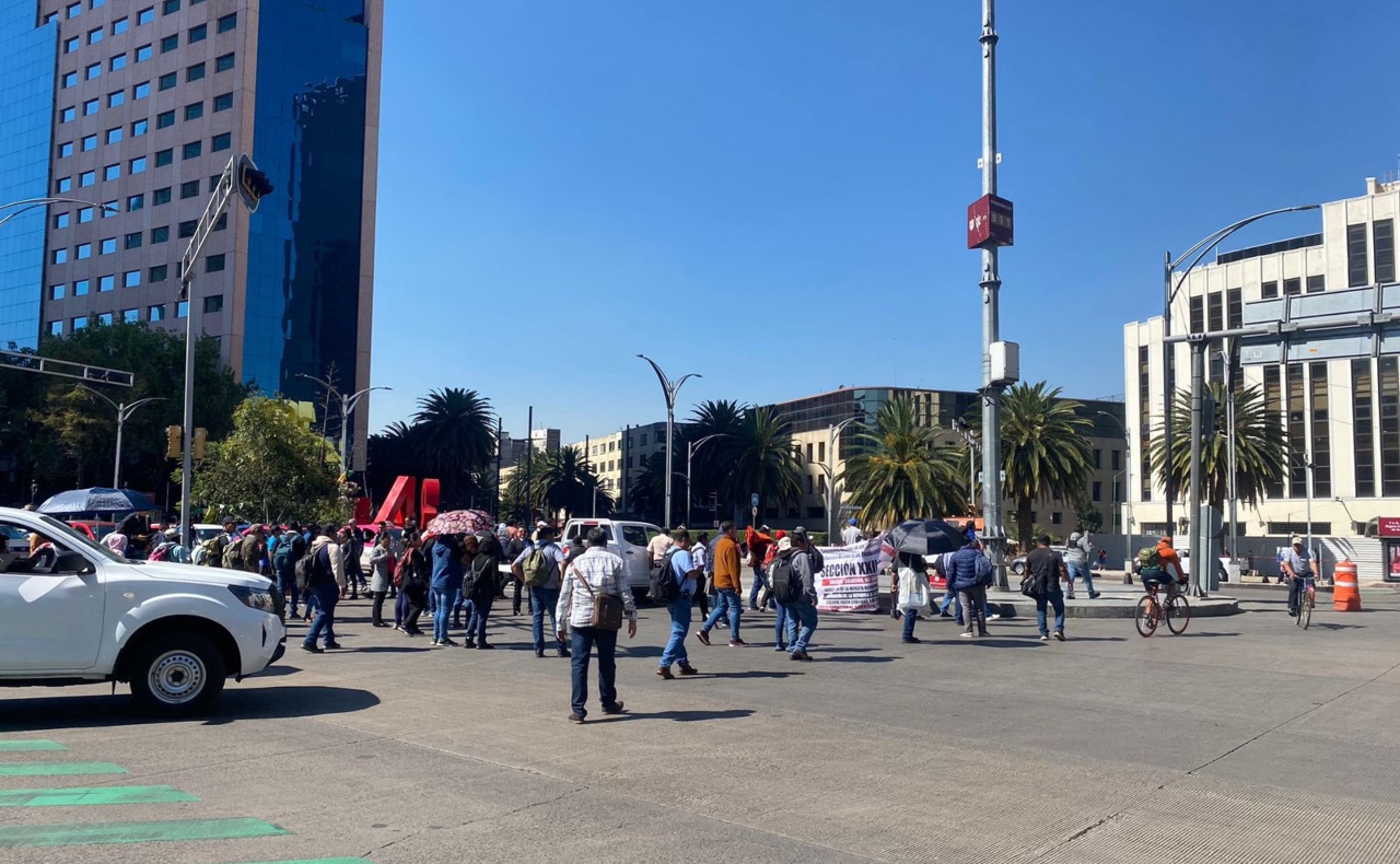 Maestros de Oaxaca realizan un bloqueo en Paseo de la Reforma, CDMX