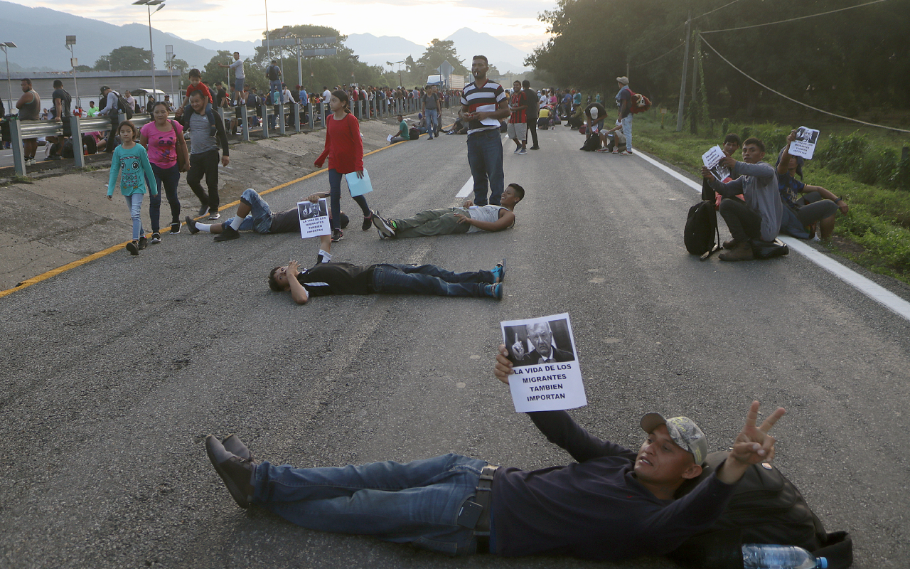 Migrantes bloquean carretera de Chiapas para exigir libre tránsito