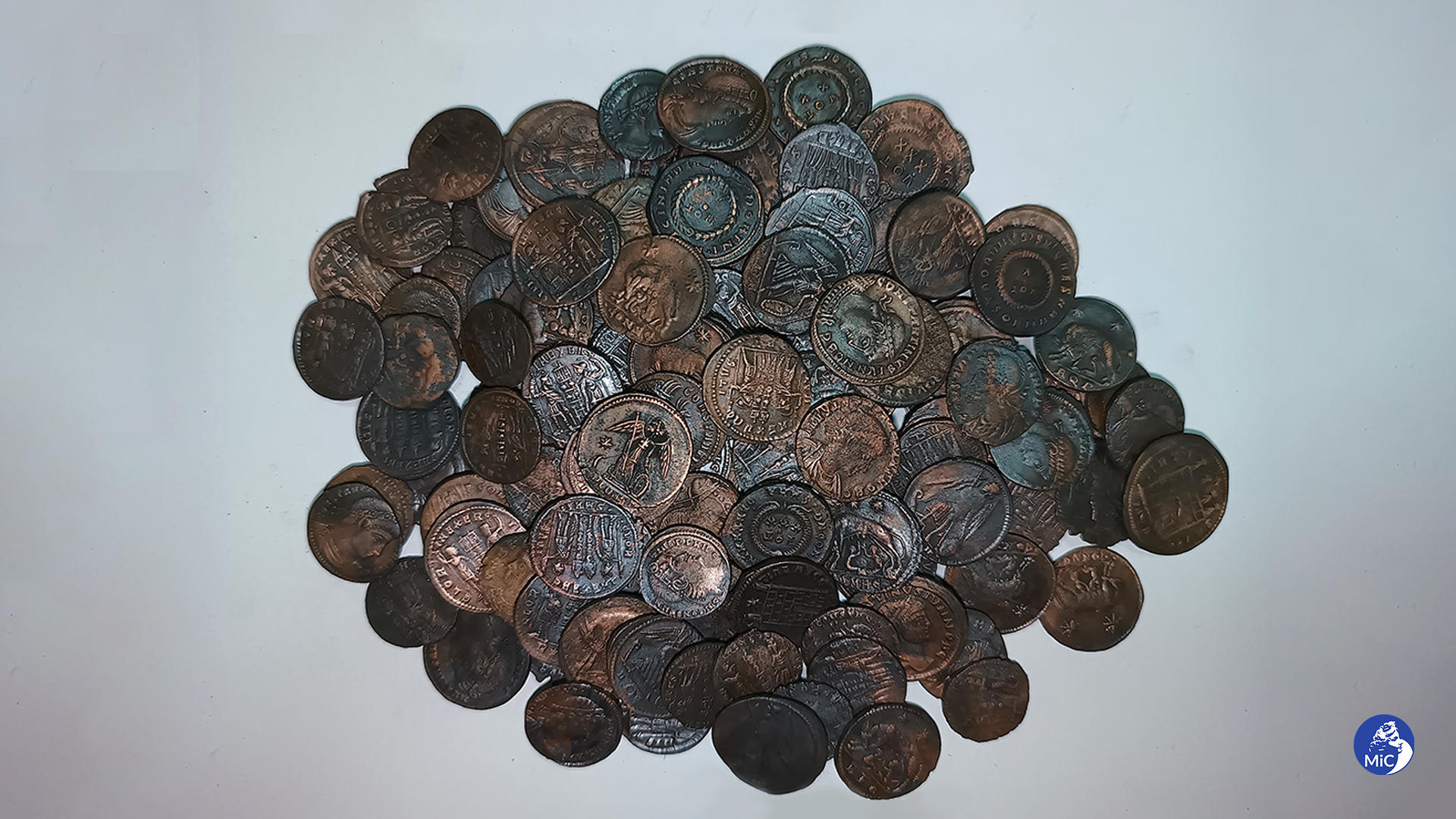 Arqueólogos descubren cerca de 50 mil monedas de bronce del siglo IV d.C.