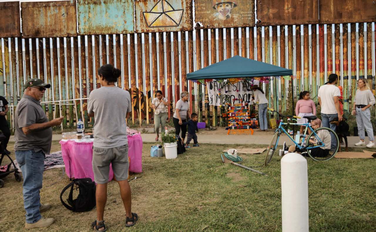 Activistas colocan ofrenda en muro fronterizo de Tijuana en honor a migrantes muertos