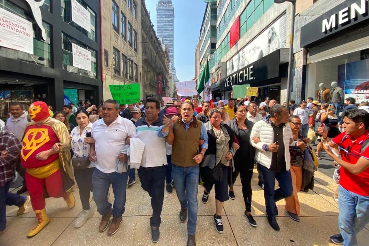 Habitantes de Acapulco marchan en CDMX por presupuesto ‘digno’ para reconstrucción