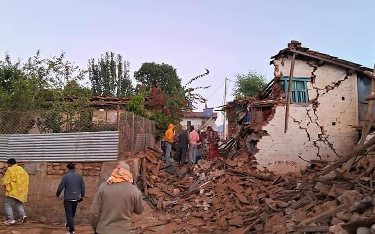 Al menos 157 muertos y 150 heridos deja terremoto en Nepal