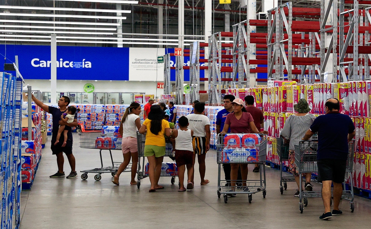 Acapulco registra largas filas en supermercados tras el paso de ‘Otis’