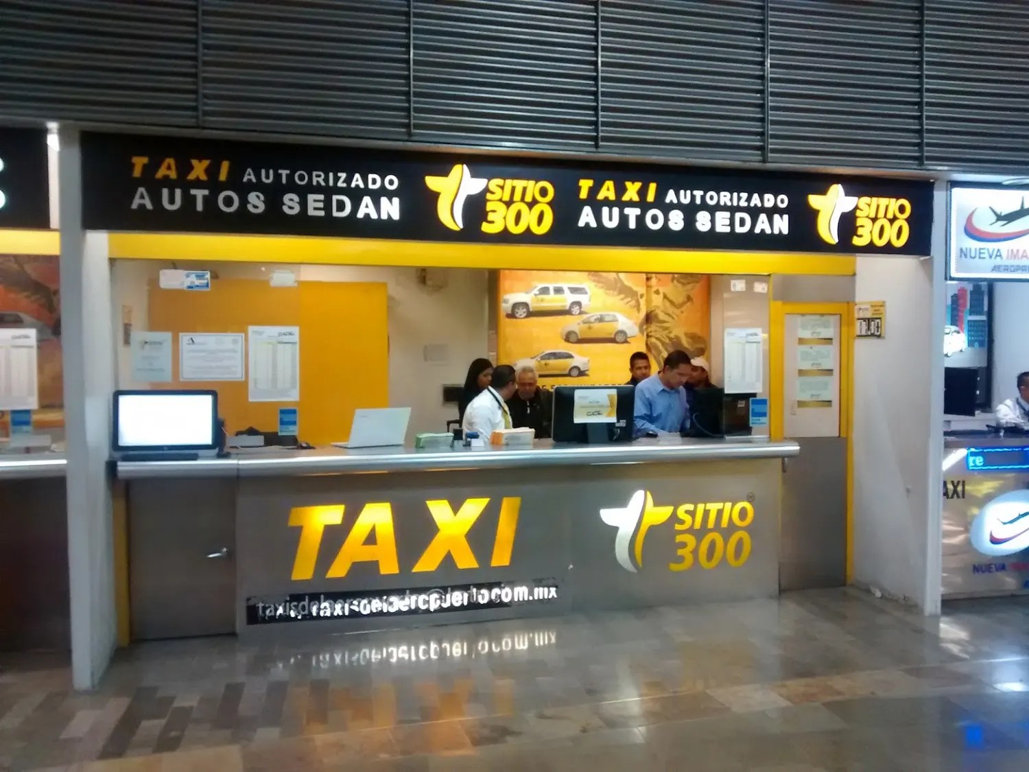El AICM cierra puntos de venta de taxistas sitio 300 en la Terminal 1