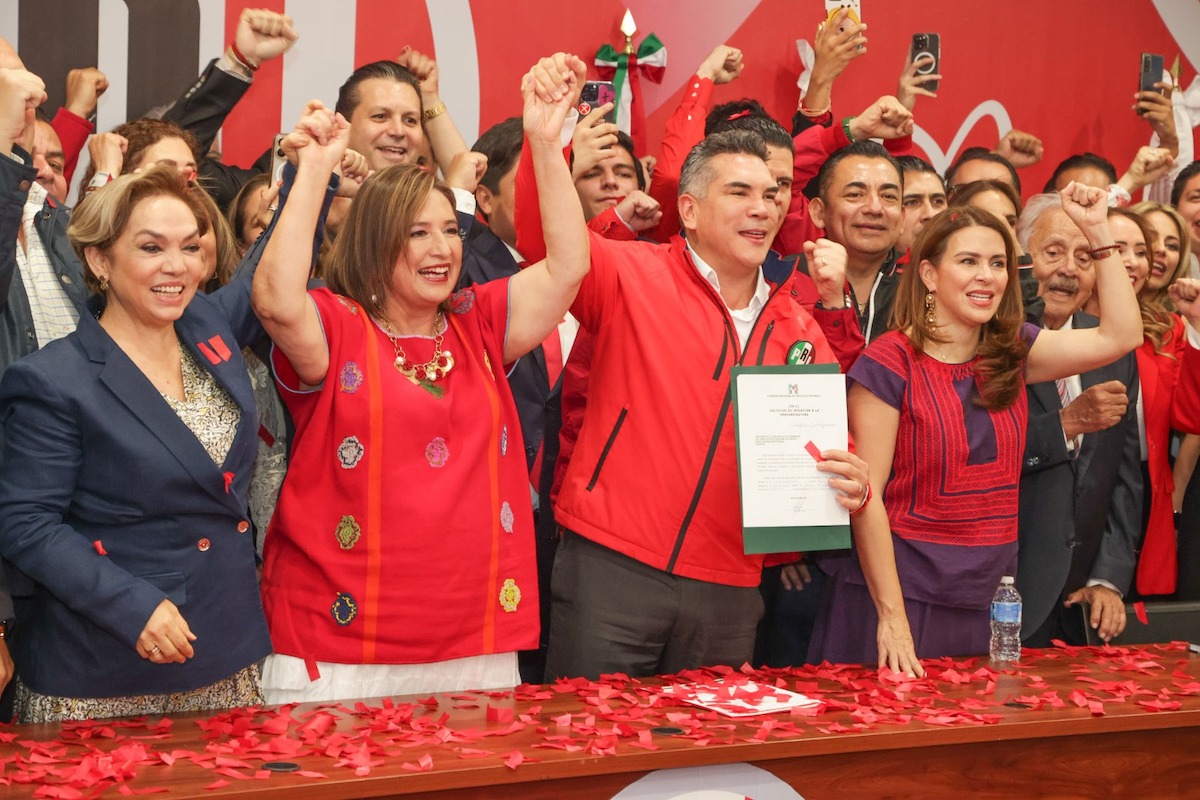 Xóchitl se registra por el PRI; promete que se sentirán orgullosos de su candidata