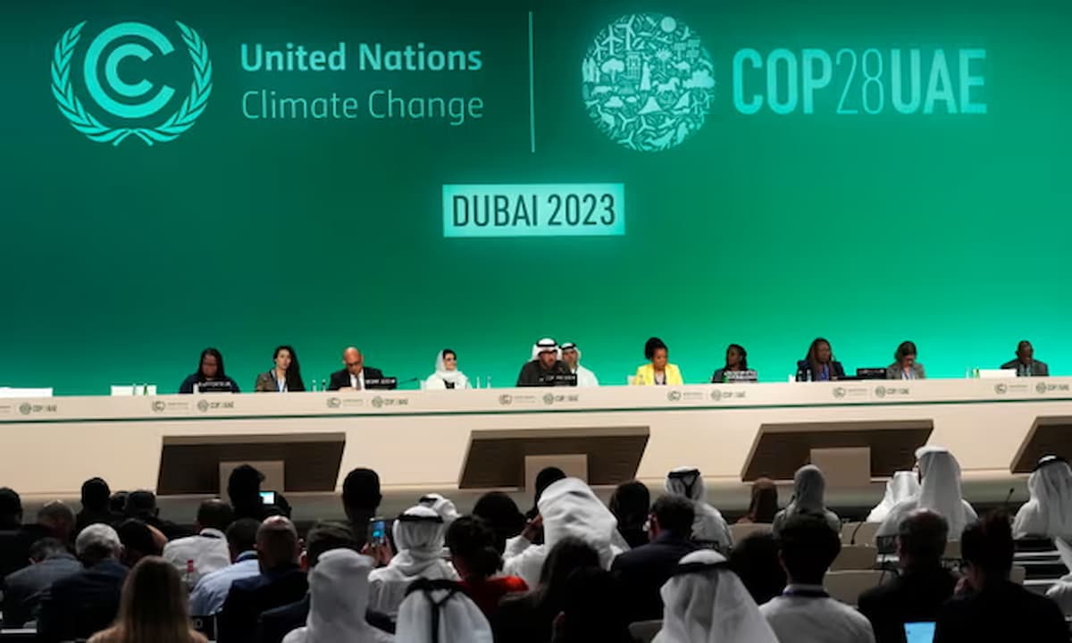 El proyecto de acuerdo de la COP28 pide recortes drásticos en combustibles fósiles y evita la eliminación progresiva