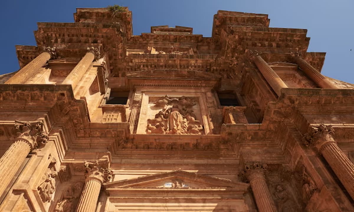 Un verdadero tesoro: iglesia parecida a Petra atrae multitudes a una ciudad española