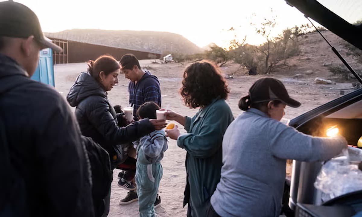 Detenidos en el desierto: migrantes atrapados en campamentos con el clima extremo de la frontera EU-México