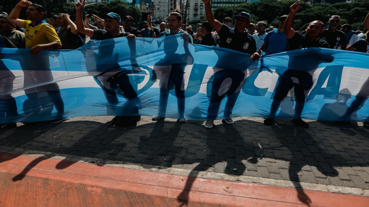 Argentina: Seis detenidos y un policía atropellado en protestas contra reforma de Milei