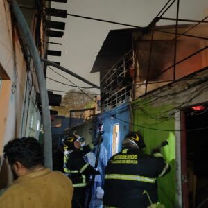 Desalojan a 30 personas por incendio en Santa María La Ribera