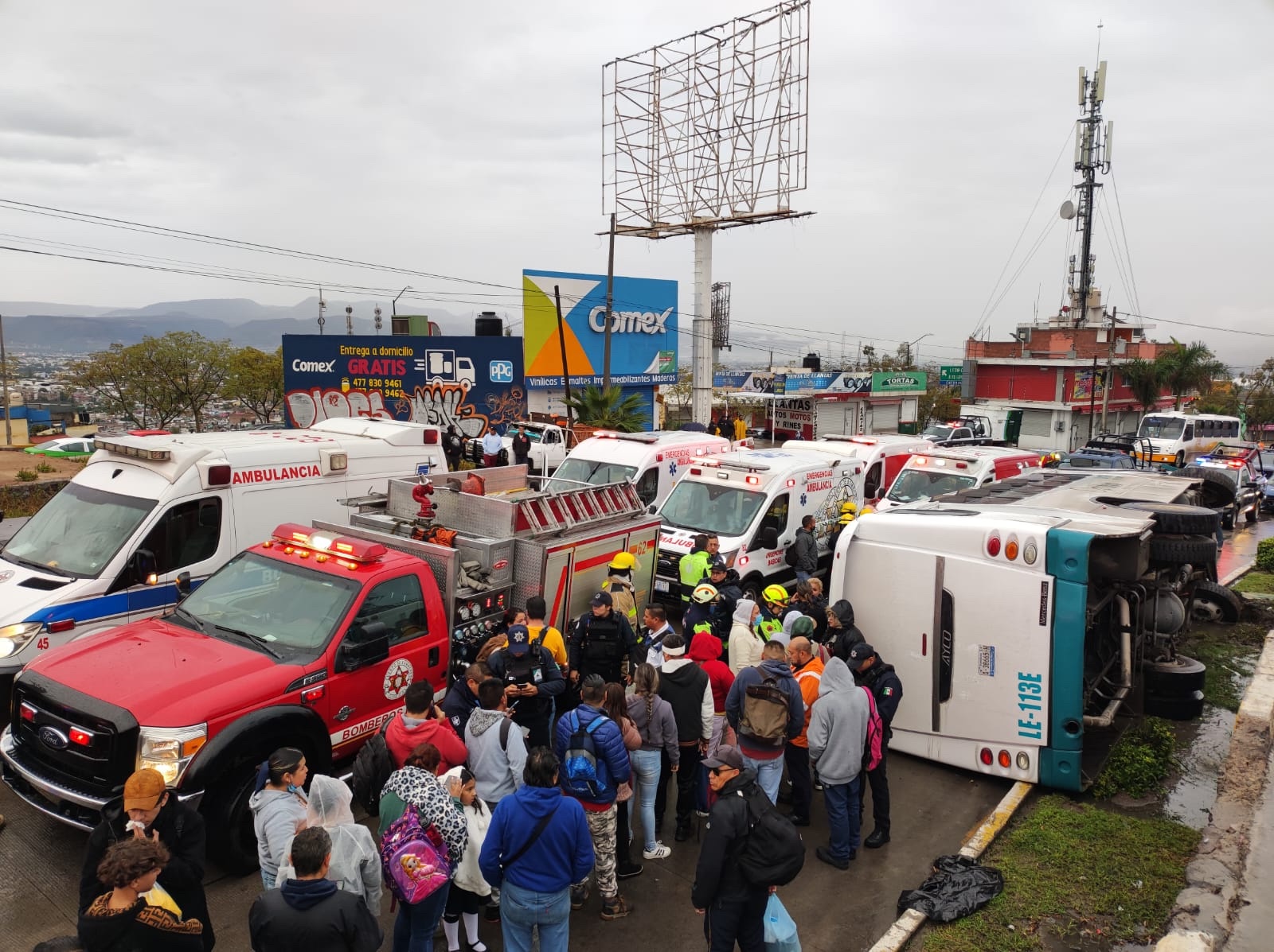 Camión vuelca en bulevar San Juan Bosco de León, Guanajuato; hay varios heridos