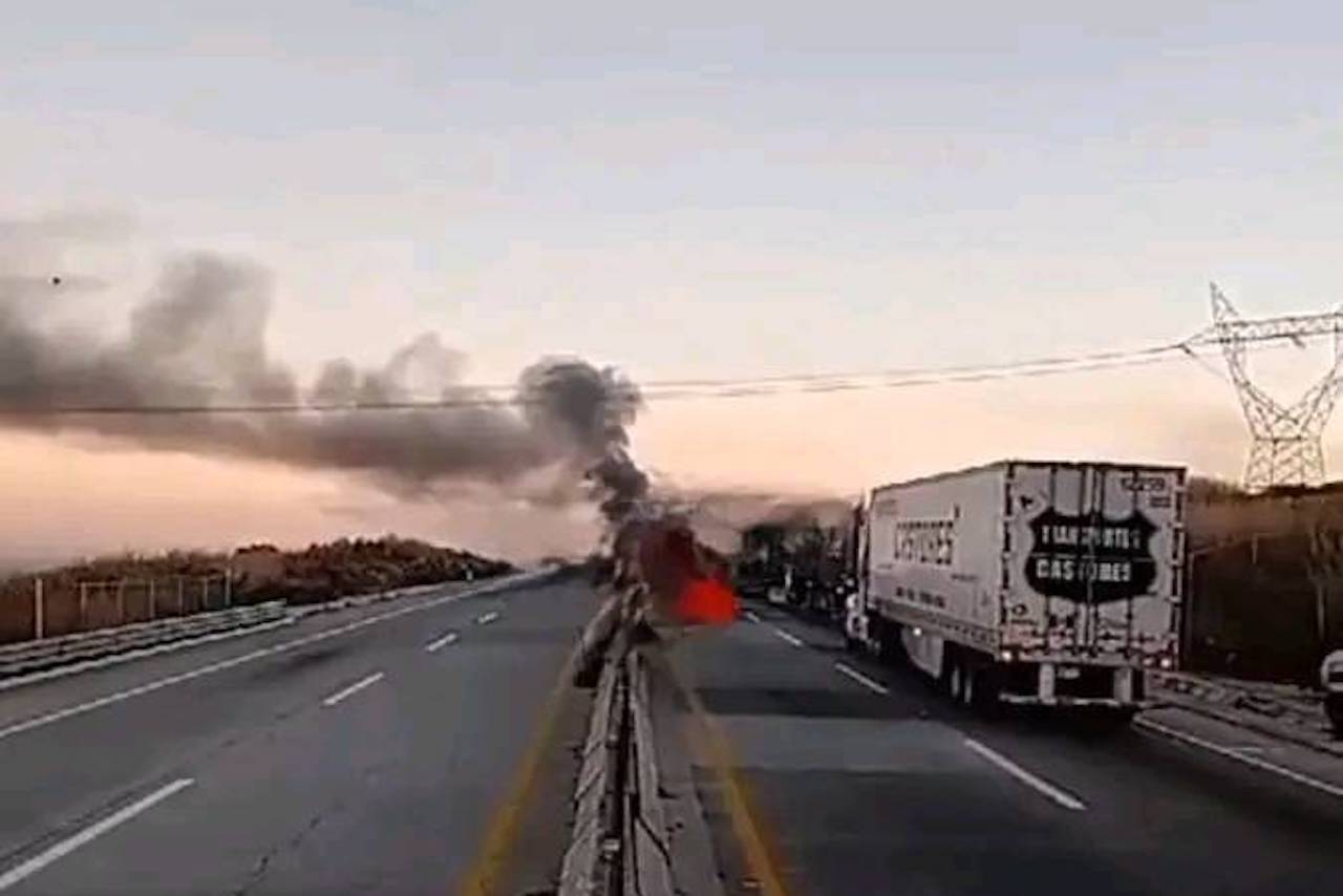 Accidente en Macrolibramiento de Guadalajara deja un tráiler incendiado