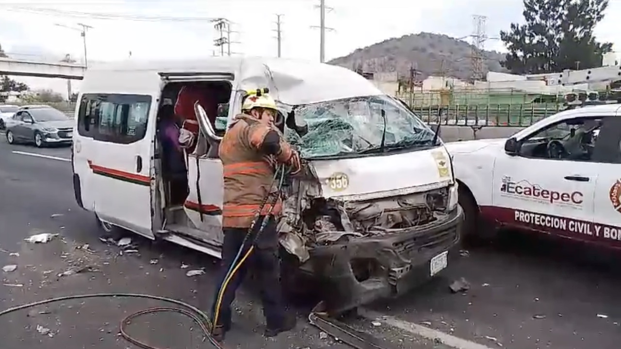 Accidente en la México-Pachuca: combi choca con camión en Ecatepec