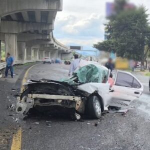 Accidente México-Toluca: pipa se estrella contra dos autos particulares
