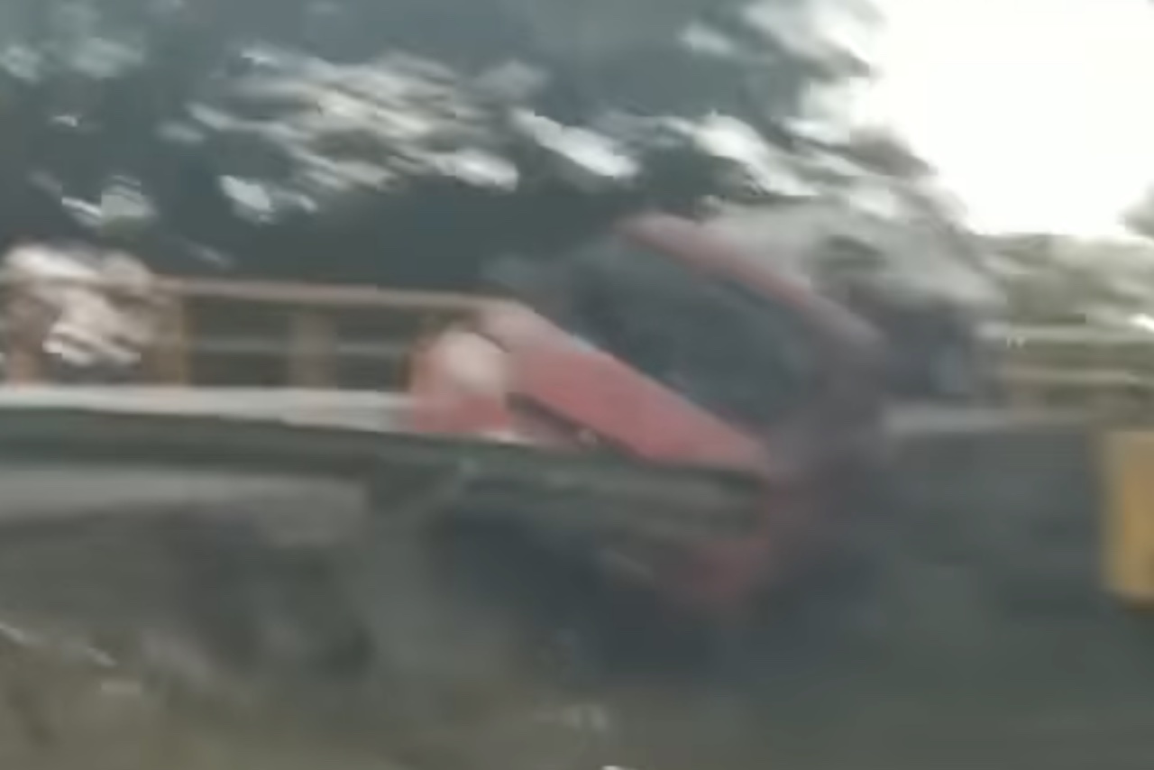 Accidente en Tabasco: auto provoca cierre de la carretera Villahermosa-Francisco Escárcega