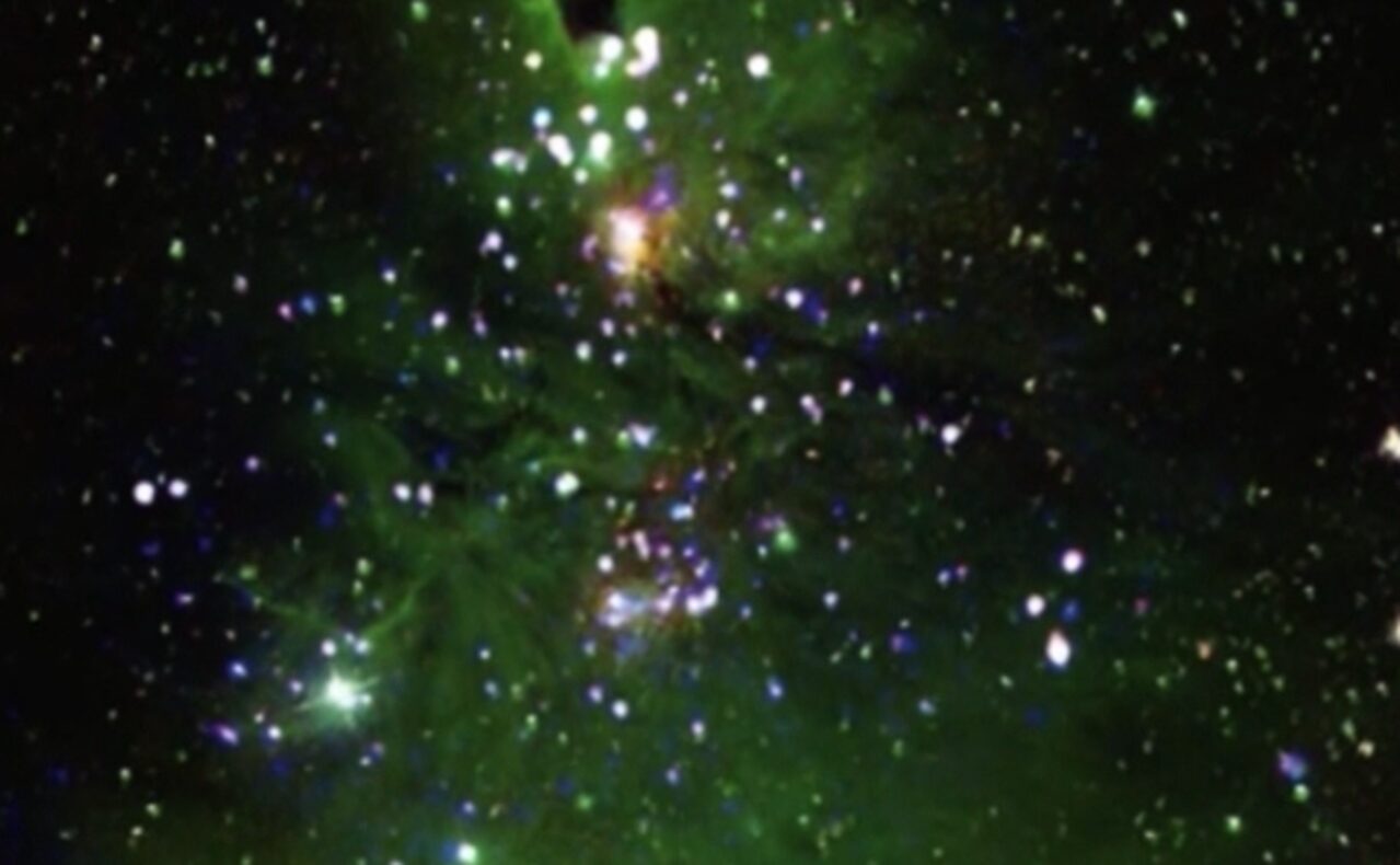 ¡La Navidad llegó al espacio! La NASA captura imagen de un árbol navideño formado por destellos