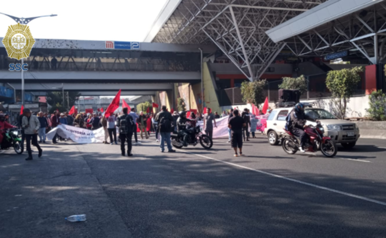 Bloqueo en Chabacano: trabajadores del Sindicato de Bachilleres marchan al Zócalo