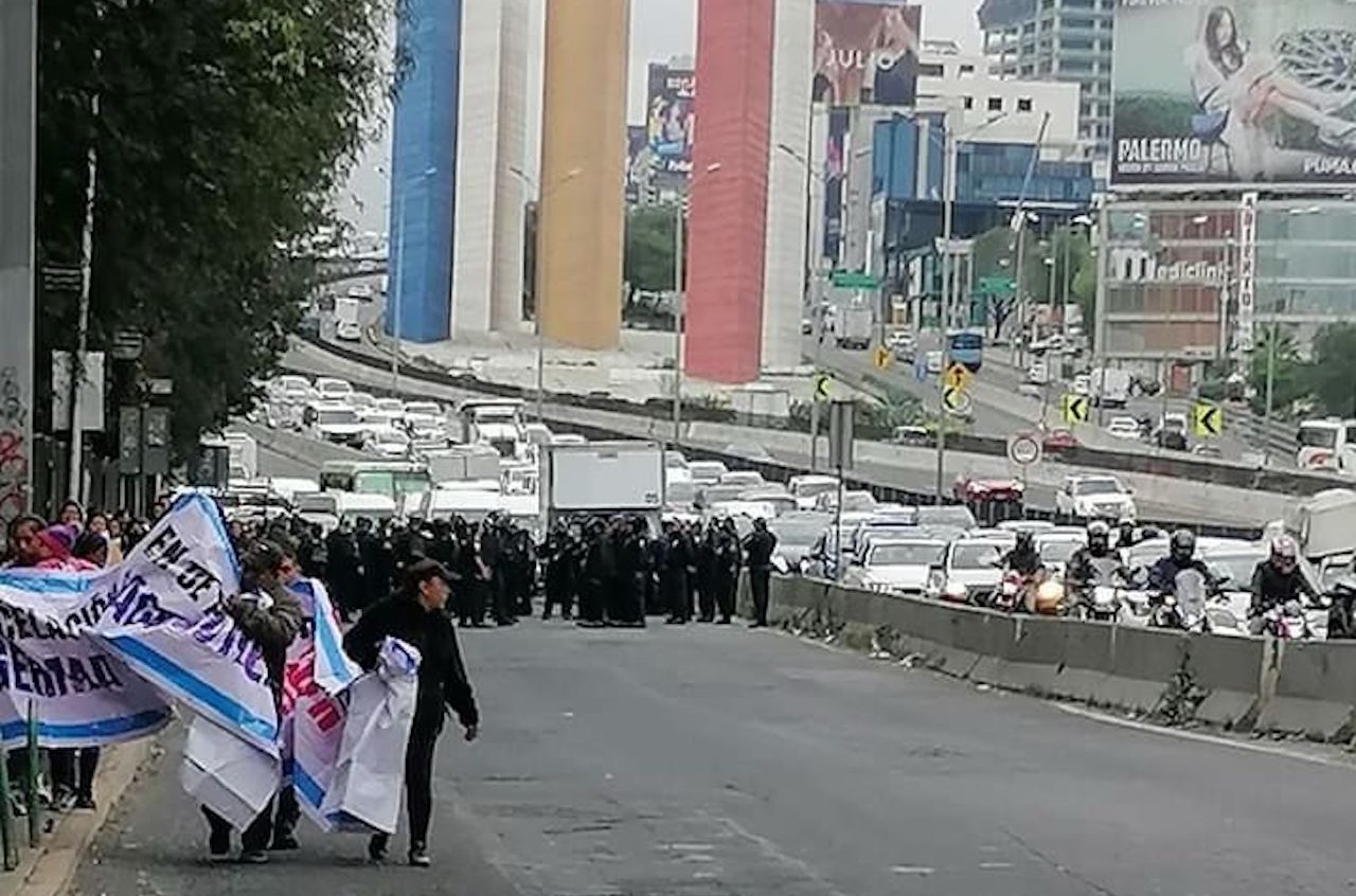 Manifestantes que acusan fabricación de delitos bloquean Periférico Norte