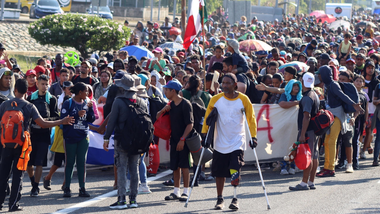 Migrantes avanzan en caravana previo a visita de delegación de EU a México