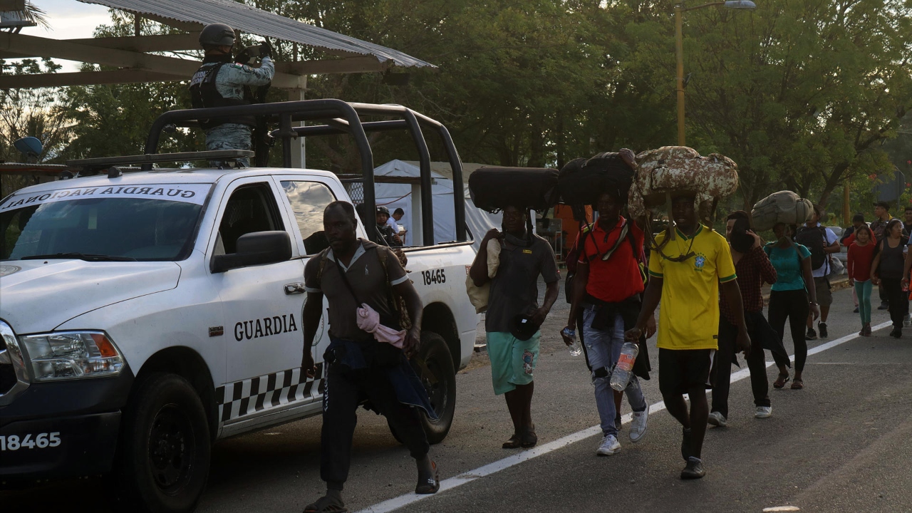 Caravana migrante acusa más restricciones tras reunión de AMLO con funcionarios de EU