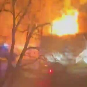 Captan explosión de una casa en Arlington, Virginia, en Estados Unidos