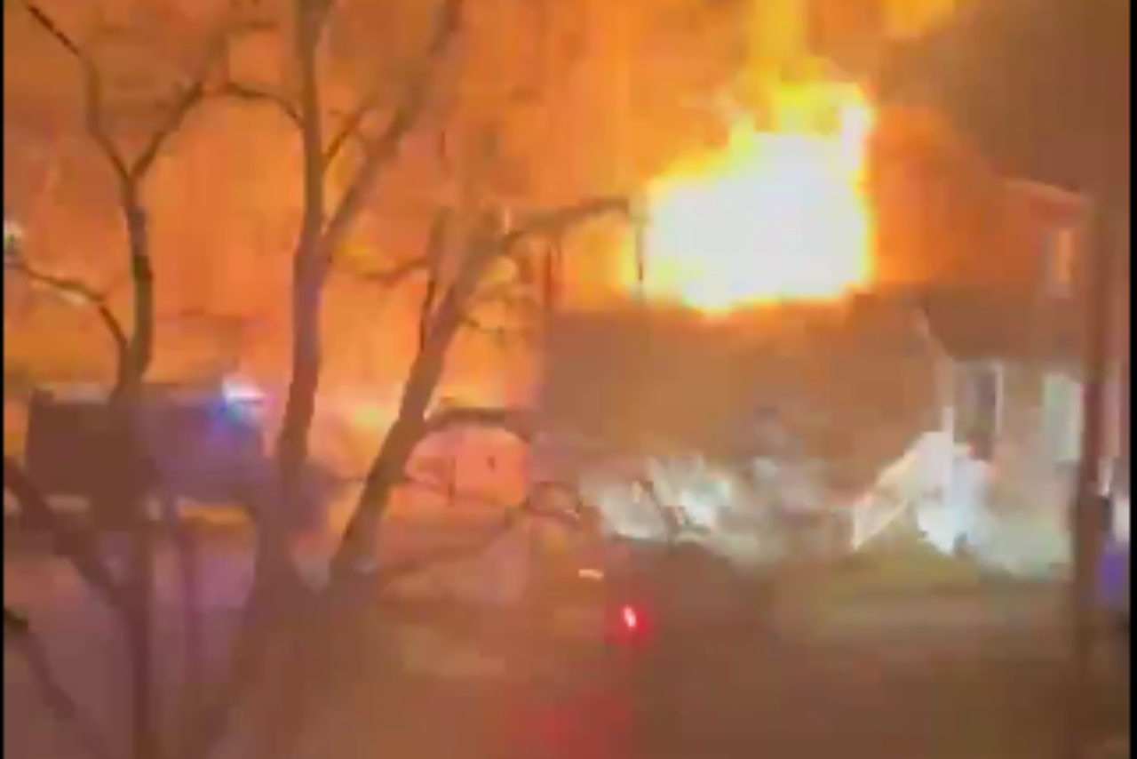 Captan explosión de una casa en Arlington, Virginia, en Estados Unidos