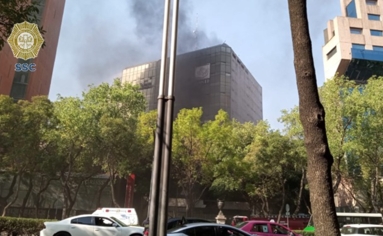 Incendio en CDMX: se quema edificio en Paseo de la Reforma