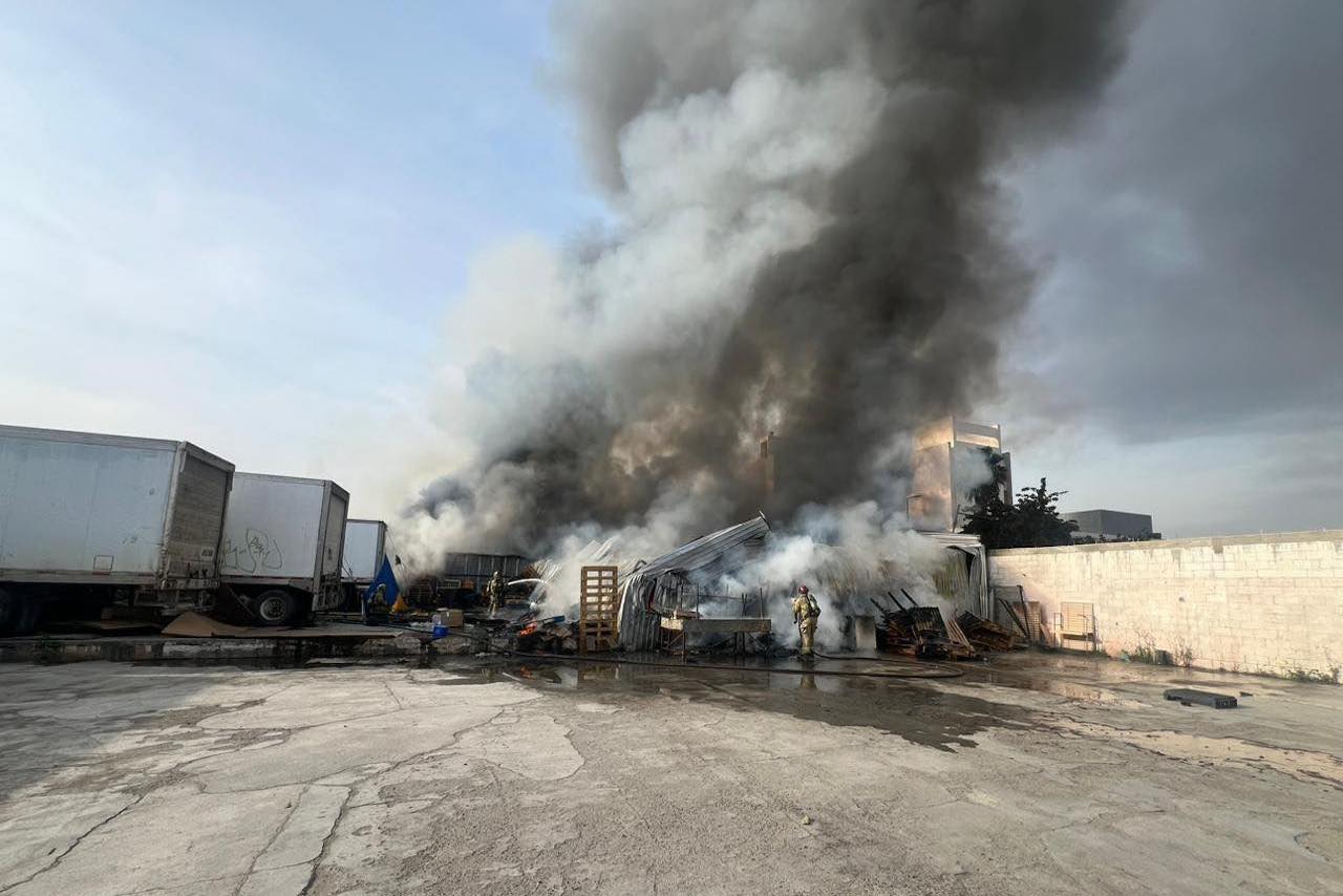 Incendio en Tijuana consume bodega cercana a clínica 20 del IMSS