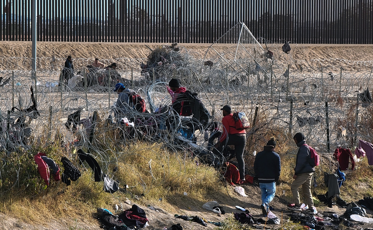 ‘No sé por qué no nos dejan pasar’: ola migrante sigue su camino pese a reunión México-EU