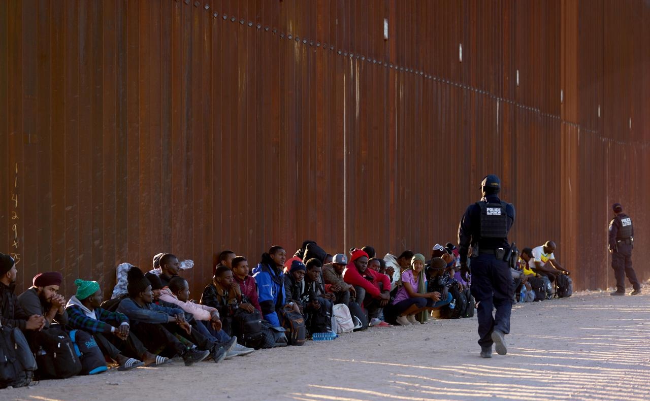 EU detuvo a más de 242 mil migrantes en la frontera en noviembre: CBP