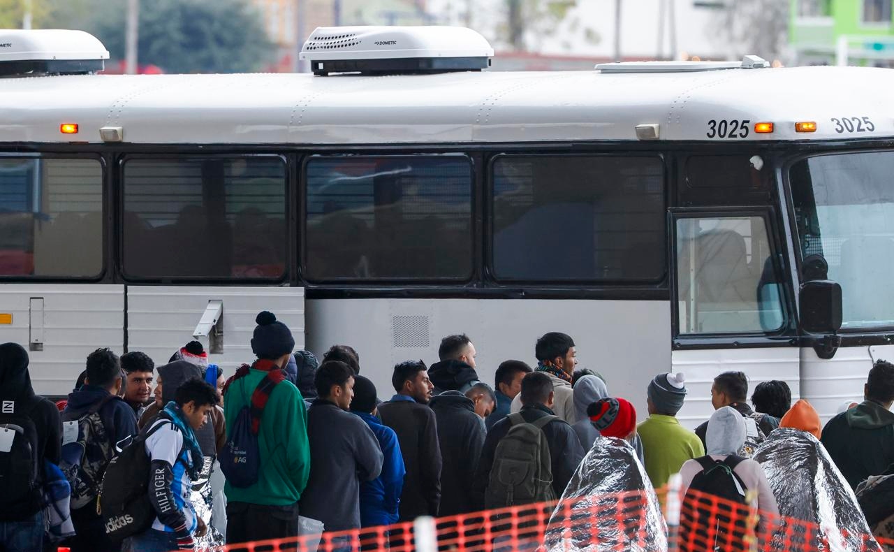 Texas desafía medida y envía vuelo con más de 350 migrantes a Chicago