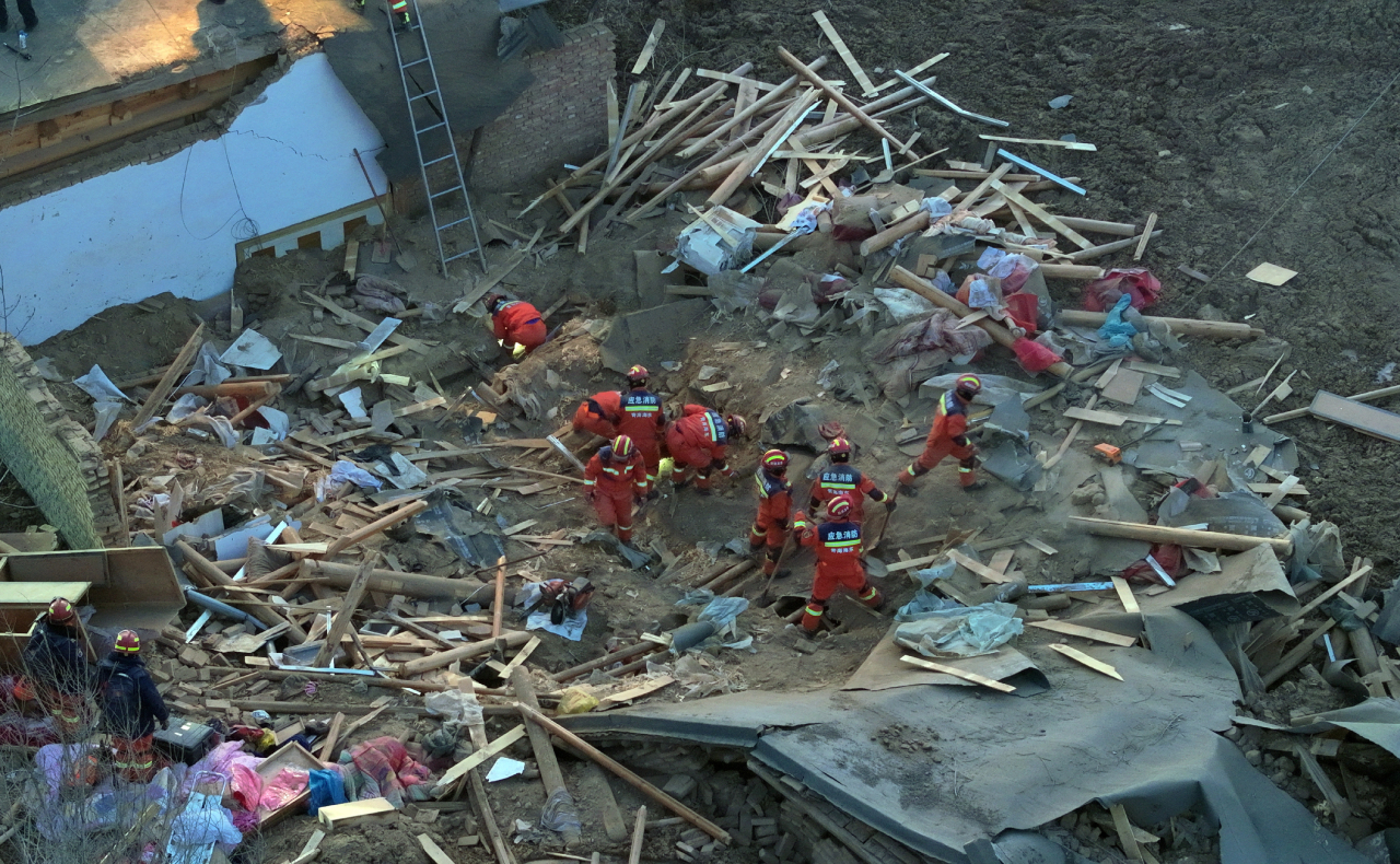 Terremoto en China: suman 127 muertos y 734 heridos por sismo de 6.2