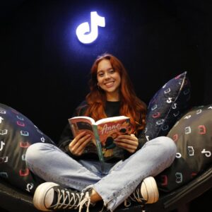 TikTok promueve la lectura de una nueva forma con los ‘Booktokers’