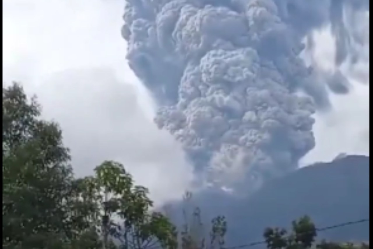 Volcán Marapi hace erupción en Indonesia; hay 11 alpinistas muertos