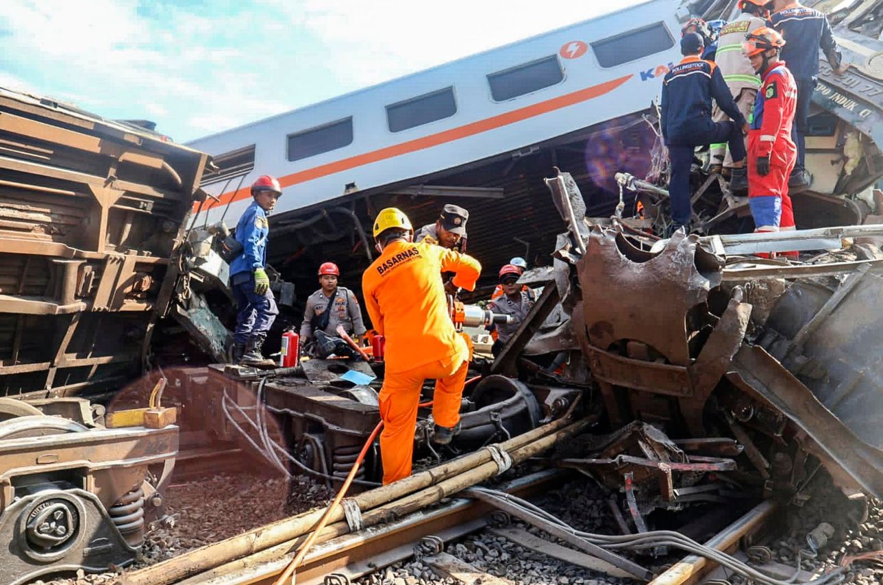Chocan dos trenes al oeste de Indonesia; reportan al menos tres muertos