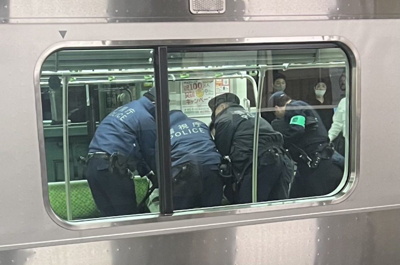 Mujer ataca con cuchillo a cuatro personas en una estación de tren en Japón