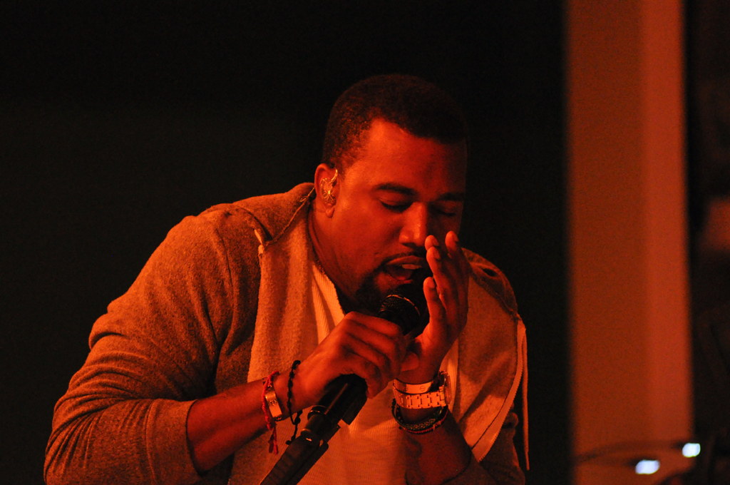 Kanye West enfrenta demanda por agresión a un fan