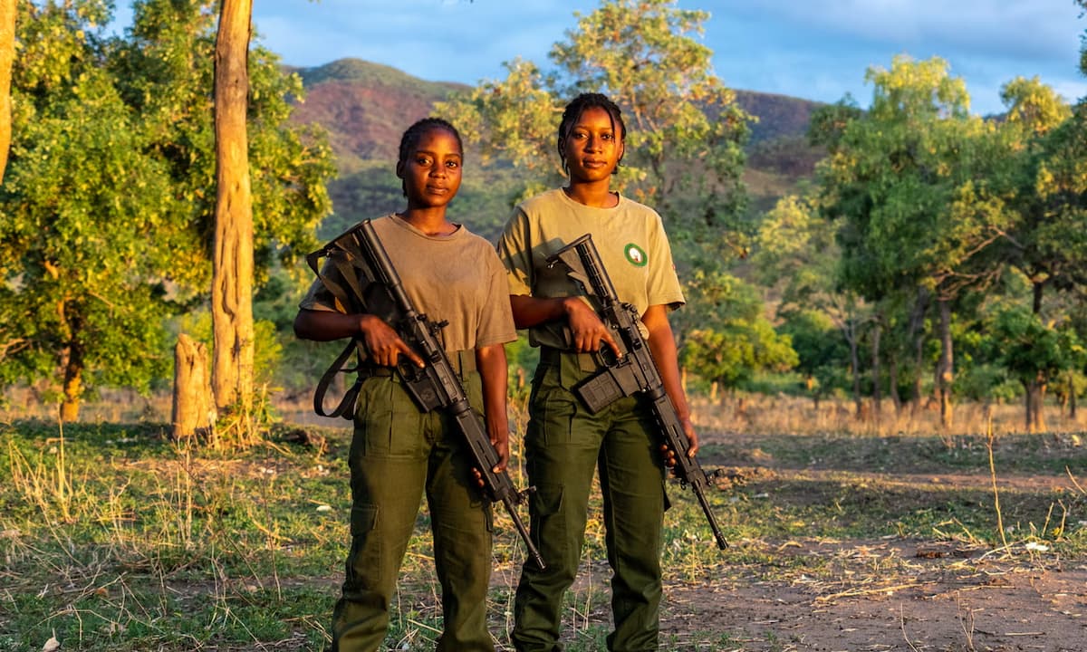 ‘No soñé llevar un arma’: zambianas mantienen a raya a los cazadores furtivos