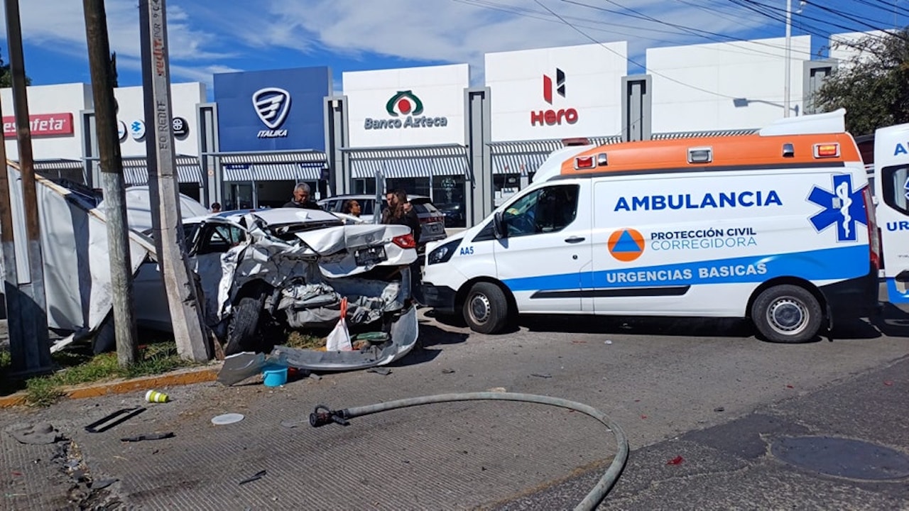 Camioneta choca auto en Constituyentes de Corregidora, Querétaro; hay 2 heridos