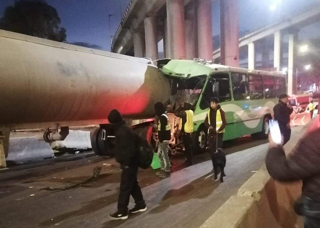 Pipa y camión chocan en la Ermita-Iztapalapa; hay al menos 8 heridos