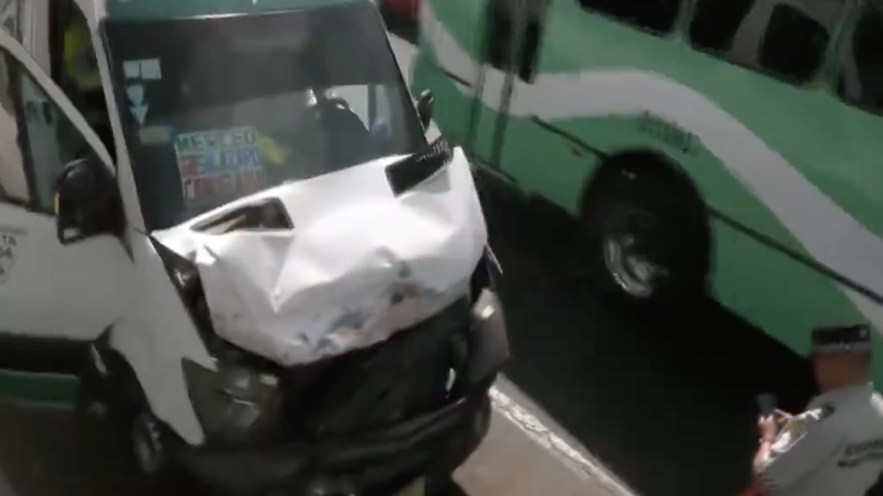 Accidente Autopista México-Puebla: camioneta de transporte se estrella con tráiler
